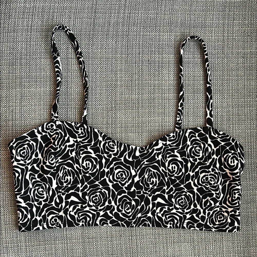 UK2LA Stylish Black and White Rose Print Crop Top